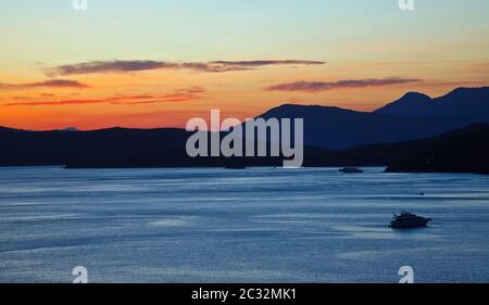 Farbenfroher Sonnenuntergang über der Ägäis Stockfoto