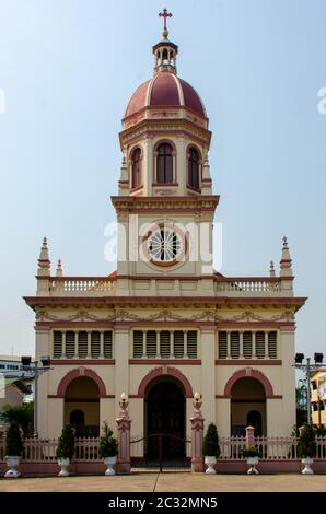 Die Santa Cruz Kirche aus dem 18. Jahrhundert in Bangkok wurde von den Portugiesen gegründet, die 200 Jahre zuvor Handelsbeziehungen mit Siam aufbauten Stockfoto