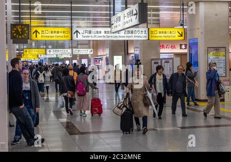 Pendler am Bahnhof Kyoto, Japan Stockfoto