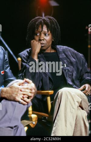 Whoopi Goldberg bei einem Panel mit Roibin Williams und Billy Crystal zur Förderung des Comic Relief Benefit for Homelessness in America, 1986, Los Angeles, CA Stockfoto