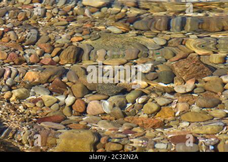 Wasser Verzerrte Felsen Und Kieselsteine Im Küstenpool Stockfoto