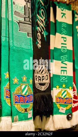 Besuch des FC Rapid Wien Fanshops Stockfoto