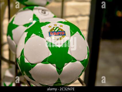 Besuch des FC Rapid Wien Fanshops Stockfoto