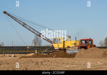 Traktor und Bagger zu bleiben, in der nach der harten Arbeit Stockfoto
