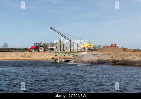 Traktor und Bagger zu bleiben, in der nach der harten Arbeit Stockfoto