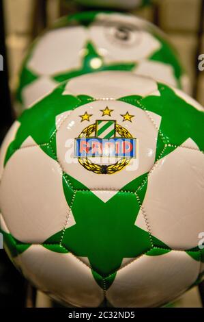 Besuch des FC Rapid Wien Fanshops Stockfoto