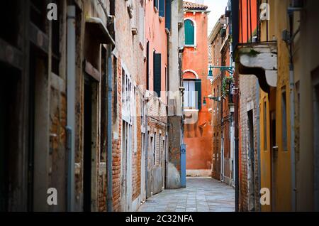 Gasse in Venedig Stockfoto