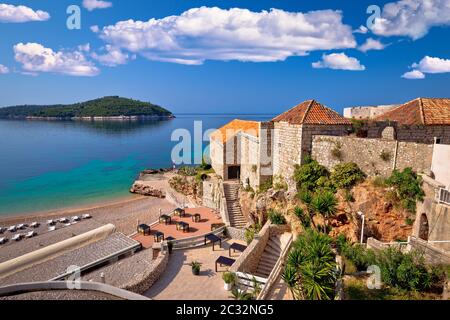 Dubrovnik. Blick auf Lazareti und Banje Strand mit Blick auf die Insel Lokrum in Dubrovnik, famou Reiseziel in Dalmatien, Kroatien Stockfoto