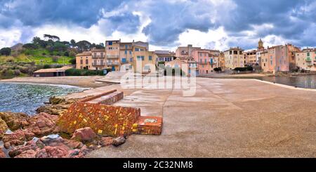 Saint Tropez. Malerische Hafen von Saint Tropez, berühmten Reiseziel an der Cote d'Azur, Alpes-Maritimes Abteilung im Süden Frankreichs Stockfoto