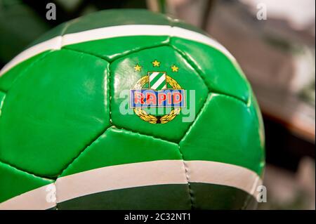 Besuch des FC Rapid Wien Fanshops Stockfoto