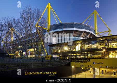 Borussia Dortmund Fanshop und Fußballstadion Signal Iduna Park im