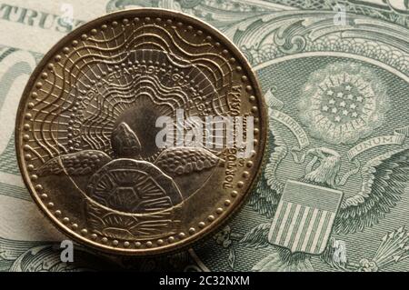 Nahaufnahme einer kolumbianischen Münze auf dem amerikanischen Dollar Stockfoto