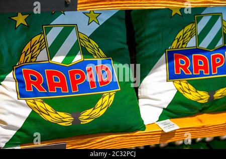 Besuch des FC Rapid Wien Fanshops Stockfoto