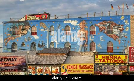 LOS ANGELES, KALIFORNIEN, USA - 25. AUGUST 2015: Großes Wandgemälde auf dem Spaziergang am Meer in venice Beach Stockfoto