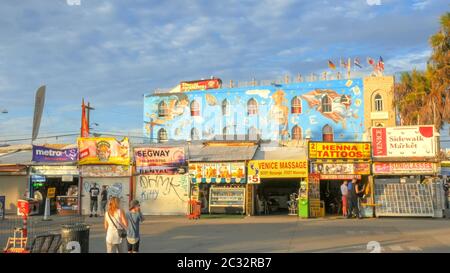 LOS ANGELES, KALIFORNIEN, USA - 25. AUGUST 2015: Weitaufnahme der Händler entlang der Promenade am venice Beach Stockfoto