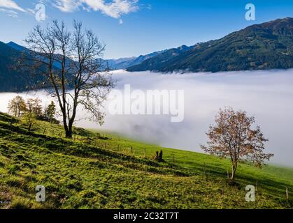 Ruhiger nebliger Herbstmorgen Bergblick vom Wanderweg von Dorfgastein zu Paarseen Seen, Land Salzburg, Österreich. Stockfoto