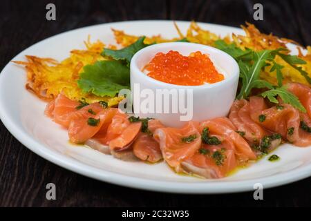 Platte mit kartoffelpuffer Lachs Fisch und roter Kaviar Stockfoto