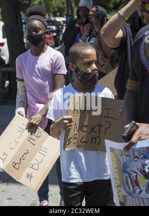 Marschers in der Flatbush Nachbarschaft, überwiegend afroamerikanisch, karibisch & haitianisch-amerikanisch, fahren zum Grand Army Plaza am 18. Tag der Demonstrationen seit der Ermordung von George Floyd in Brooklyn, NY. Stockfoto