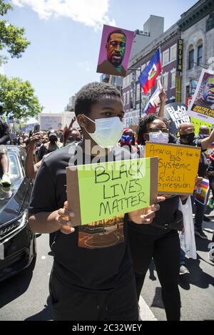 Marschers in der Flatbush Nachbarschaft, überwiegend afroamerikanisch, karibisch & haitianisch-amerikanisch, fahren zum Grand Army Plaza am 18. Tag der Demonstrationen seit der Ermordung von George Floyd in Brooklyn, NY. Stockfoto