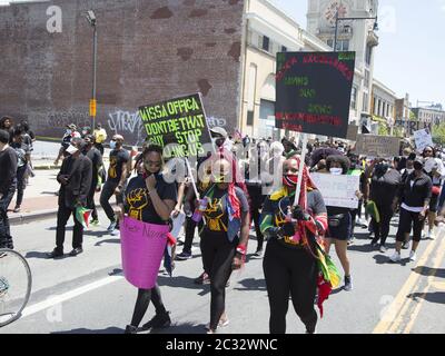Marschers in der Flatbush Nachbarschaft, überwiegend afroamerikanisch, karibisch & haitianisch-amerikanisch, fahren zum Grand Army Plaza am 18. Tag der Demonstrationen seit der Ermordung von George Floyd in Brooklyn, NY. Stockfoto