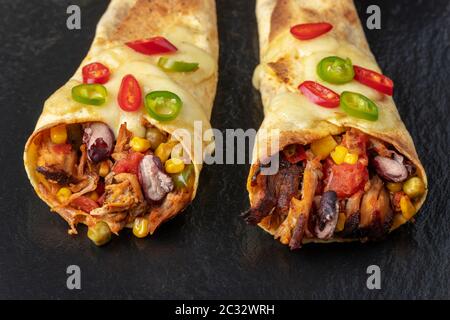 Überblick über Enchiladas auf Schiefer Stockfoto