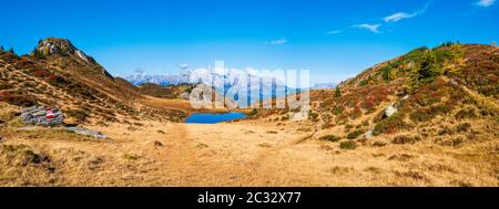 Herbst alpiner kleiner Paarsee oder Paarseen See, Land Salzburg, Österreich. Alpen Hochkonig Felsgruppe Blick in weit. Stockfoto