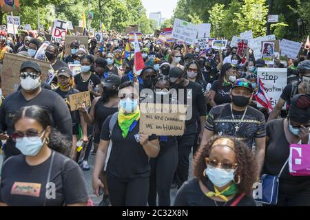 Marschers in der Flatbush Nachbarschaft, überwiegend afroamerikanisch, karibisch & haitianisch-amerikanisch, fahren zum Grand Army Plaza am 18. Tag der Demonstrationen seit der Ermordung von George Floyd in Brooklyn, NY. Stockfoto