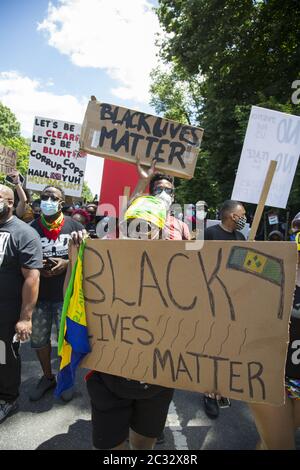 Marschers in der Flatbush Nachbarschaft, überwiegend afroamerikanisch, karibisch & haitianisch-amerikanisch, fahren zum Grand Army Plaza am 18. Tag der Demonstrationen seit der Ermordung von George Floyd in Brooklyn, NY. Stockfoto