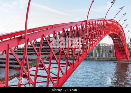 Rote Python Brücke an Eastern Docklands Amsterdam Stockfoto