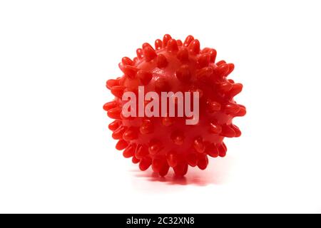 Rote-Ball-Hundespielzeug zum Knirschen isoliert auf weißem Hintergrund. Stockfoto