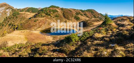 Herbst-Alpengip kleiner Paarsee oder Paarseen See, Land Salzburg, Österreich. Stockfoto