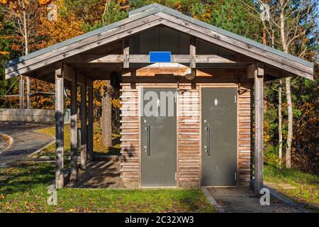 Blockhaus öffentliche Toiletten WC in Norwegen Stockfoto