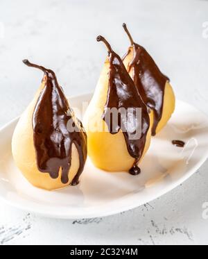 Poire Belle Helene - Französische Dessert von pochierte Birne mit Schokolade Sirup serviert gemacht Stockfoto