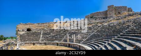 Das Innere des antiken Theaters in der griechischen Stadt Miletus, Türkei, an einem sonnigen Sommertag Stockfoto