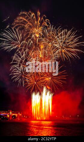 Abstrakt gefärbtes Feuerwerksobjekt. Verschiedene Farben Mix Feuerwerk oder Feuerwerkskörper Burst. Feiern Sie Urlaub Reise Nacht im Freien Stockfoto