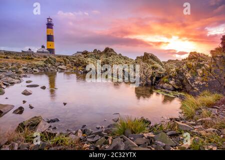 Erstaunlicher Sonnenaufgang am St. Johns Point Lighthouse in Nordirland Stockfoto