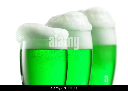 Frisches grünes Bier mit dicken Schaumstoff in die Gläser. Stockfoto