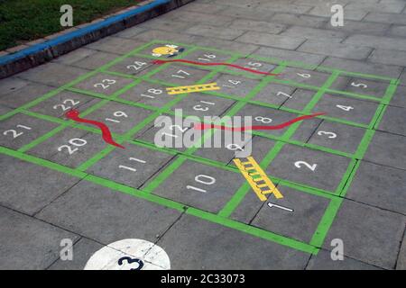 Klassisches Kinderspiel mit Zahlen auf dem Schulspielplatz. Stockfoto