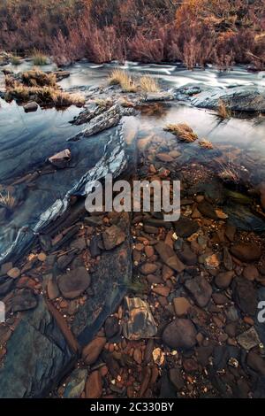 Blick auf einen schönen und gesunden Fluss in der Algarve. Stockfoto