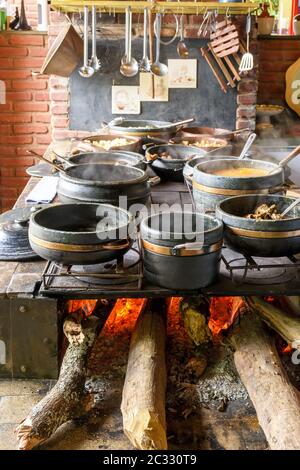 Traditioneller Holzofen, der typisch brasilianische Speisen vorbereitet Stockfoto