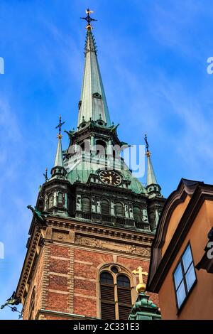 Der Turm der deutschen Kirche, auch als St. Gertrude-Kirche in der Altstadt von Gamla Stan in Stockholm, Schweden bekannt. Der schwedische Name ist Tyska kyrka Stockfoto