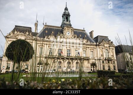 Touren, Frankreich - 8. Februar 2020: Architektonische Details und Straßenatmosphäre vor dem Rathaus in der historischen Innenstadt an einem Wintertag Stockfoto