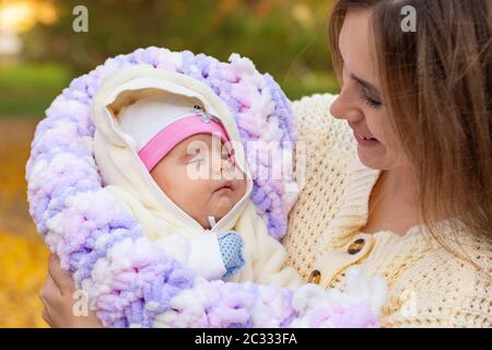 Mutter freut sich über ihr zwei Monate altes Baby Stockfoto