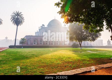 Humayuns Grab in Indien, Neu-Delhi, schöner Blick auf den Sonnenaufgang. Stockfoto