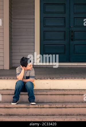 Kleiner Junge auf Stufen vor der restaurierten Kaserne in Fort Vancouver. Stockfoto