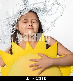 Jugendmädchen in Wasser fällt von oben Stockfoto