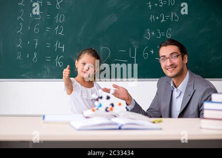 Lehrer mit jungen Mädchen im Klassenzimmer Stockfoto