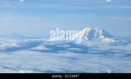 Die Luftaufnahme von Mount rainier, Mount adams und Mt st helens bei seattle Stockfoto