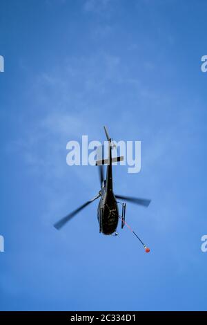 Ein Frachthubschrauber auf der Eisenbahnbaustelle KÃ¶dann Masttransport Stockfoto