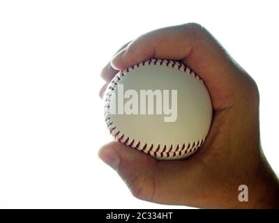 Baseball Ball in männlicher Hand auf weißem Hintergrund Stockfoto